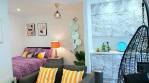 Great Studio Apartments - Netflix, Wifi, Digital TV